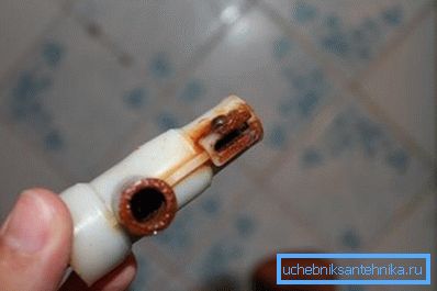 Las piezas de plástico también pueden estar muy expuestas al óxido si están en contacto directo con el metal. Las piezas de plástico también pueden estar muy expuestas al óxido si están en contacto directo con el metal.