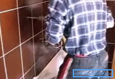 La baldosa debajo de las guías es perforada por un taladro La baldosa debajo de las guías es perforada por un taladro