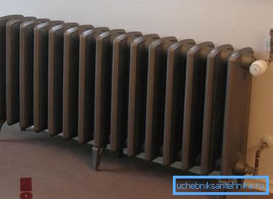 La superficie de calentamiento del radiador de hierro fundido le permite emitir más calor. La superficie de calentamiento del radiador de hierro fundido le permite emitir más calor.