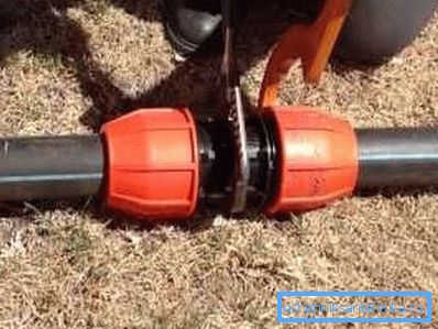 Tuberías y conexiones de HDPE para suministro de agua en verano en un área suburbana Tuberías y conexiones de HDPE para suministro de agua en verano en un área suburbana