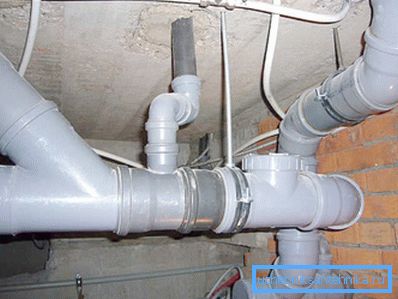 Si es posible, se recomienda instalar todo el cableado de ingeniería en el sótano de un edificio residencial. Si es posible, se recomienda instalar todo el cableado de ingeniería en el sótano de un edificio residencial.