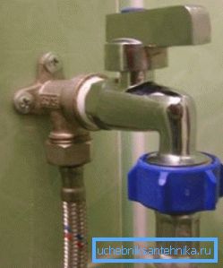 Suministro de agua para la máquina con un grifo separado. Suministro de agua para la máquina con un grifo separado.