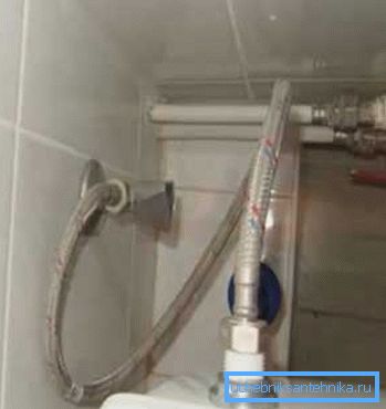 El suministro de agua está organizado por un tubo flexible. El suministro de agua está organizado por un tubo flexible.