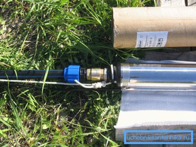 Conecte la bomba a la tubería de agua. Conecte la bomba a la tubería de agua.