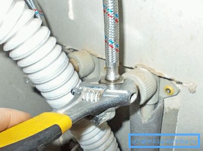 Conectamos tuberías de agua. Conectamos tuberías de agua.