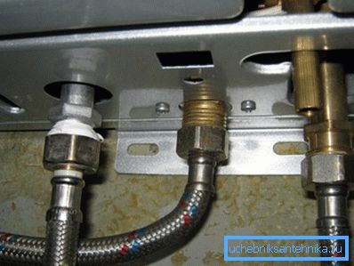 Conexión a la columna de agua fría y caliente, así como a la línea de gas con conexiones flexibles. Conexión a la columna de agua fría y caliente, así como a la línea de gas con conexiones flexibles.