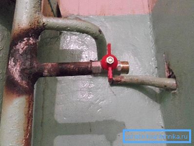 Conexión a tubos de metal.