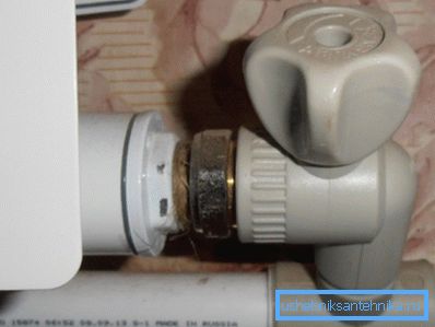 Conexión de un grifo de plástico al radiador. Conexión de un grifo de plástico al radiador.