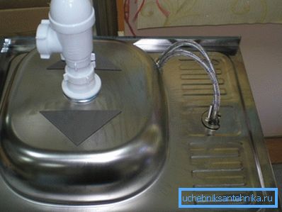 Es conveniente conectar el mezclador y el sifón cuando el fregadero aún no está instalado Es conveniente conectar el mezclador y el sifón cuando el fregadero aún no está instalado