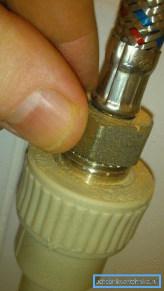 El calentador de agua está conectado al grifo en el baño mediante una manguera de suministro de agua. El calentador de agua está conectado al grifo en el baño mediante una manguera de suministro de agua.