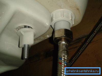 Tubería de agua conectada y tuerca que sostienen el tanque en su lugar. Tubería de agua conectada y tuerca que sostienen el tanque en su lugar.