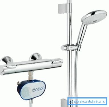 Conectado al tubo de radio. Conectado al tubo de radio.