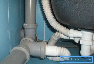 Sifón de baño conectado a una tubería de alcantarillado. Sifón de baño conectado a una tubería de alcantarillado.