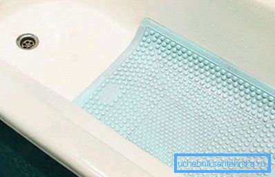 Acostado en el fondo del baño. Acostado en el fondo del baño.