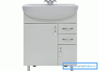 Bastidor debajo del lavabo en el baño: un mueble importante. Bastidor debajo del lavabo en el baño: un mueble importante.