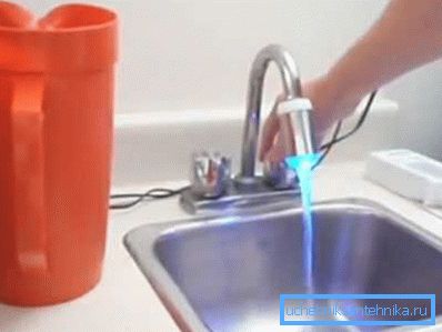 Las luces del grifo de la cocina. Las luces del grifo de la cocina.