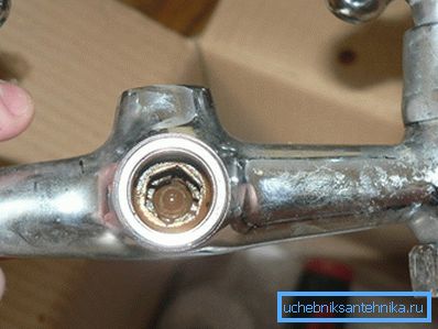 Apretando estos insertos hexagonales, puede hacerlo sin reemplazar los anillos. Apretando estos insertos hexagonales, puede hacerlo sin reemplazar los anillos.