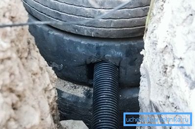 Resumiendo la tubería hasta la fosa séptica. Resumiendo la tubería hasta la fosa séptica.