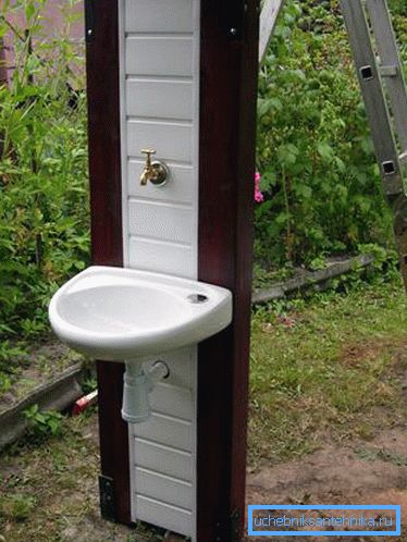 Fregadero suspendido de cerámica para lavabo de verano. Fregadero suspendido de cerámica para lavabo de verano.