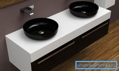 Mueble suspendido con dos lavabos para el baño.