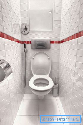 Colgando inodoro en un pequeño cuarto de baño. Colgando inodoro en un pequeño cuarto de baño.