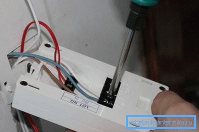 Muestra el proceso de conexión del termostato. Muestra el proceso de conexión del termostato.