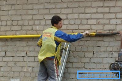 Pintando el tubo de gas en amarillo.