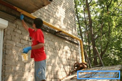 Pintar el tubo exterior con un pincel. Pintar el tubo exterior con un pincel.