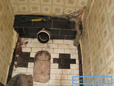 Piso después de desmontar el inodoro. Piso después de desmontar el inodoro.