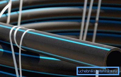 La tubería de polietileno para el suministro de agua fría tiene una marca azul en la superficie exterior.