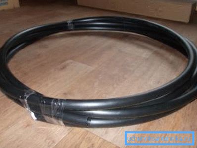 Tubería de polietileno para conexión a la bomba. Tubería de polietileno para conexión a la bomba.