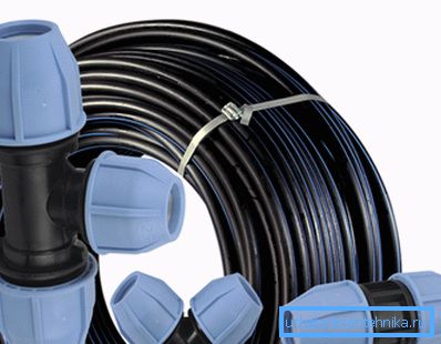 Tubería de polietileno con accesorios de compresión. Tubería de polietileno con accesorios de compresión.