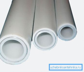 Tubería de polipropileno con una capa de refuerzo de aluminio.