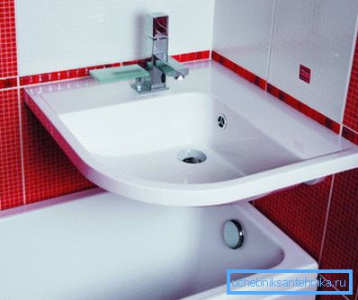 Fregadero de tamaño completo sobre el baño en un baño pequeño Fregadero de tamaño completo sobre el baño en un baño pequeño