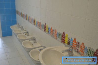 Lavabo de tamaño completo y lavamanos para bebés en el jardín de infantes. Lavabo de tamaño completo y lavamanos para bebés en el jardín de infantes.