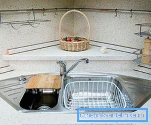 Repisa para alimentos u otros artículos en la esquina detrás de la batidora Repisa para alimentos u otros artículos en la esquina detrás de la batidora