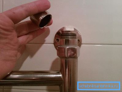 Toallero calefactado con una grúa de conexión vertical Mayevsky Toallero calefactado con una grúa de conexión vertical Mayevsky
