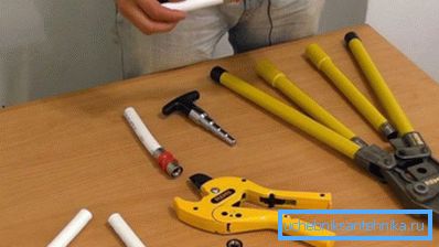 Además de la prensa, recomendamos comprar un cortador para metal-plástico. Además de la prensa, recomendamos comprar un cortador para metal-plástico.