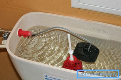 El flotador puede romperse y luego comenzará a hundirse en el agua, respectivamente, y el ajuste del nivel de agua en el tanque sufrirá.