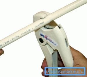 Corte de tubos con tijeras especiales. Corte de tubos con tijeras especiales.