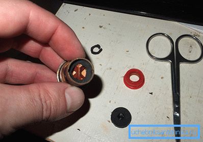 A veces es suficiente instalar un anillo de sellado de goma improvisado para no realizar un reemplazo completo. A veces es suficiente instalar un anillo de sellado de goma improvisado para no realizar un reemplazo completo.