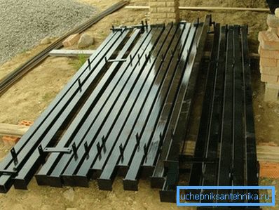A veces, los productos de perfil para tales necesidades se fabrican de inmediato en forma de bastidores con lugares para sujetar con la ayuda de pernos A veces, los productos de perfil para tales necesidades se fabrican de inmediato en forma de bastidores con lugares para sujetar con la ayuda de pernos