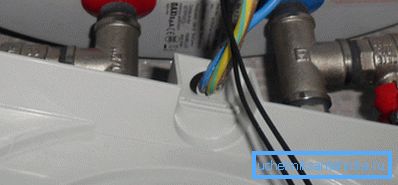 Después de la instalación, no debe haber cables sin aislamiento o colgantes. Después de la instalación, no debe haber cables sin aislamiento o colgantes.