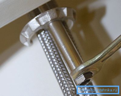 Después de desatornillar los pernos, puede quitar fácilmente la abrazadera y quitar el mezclador Después de desatornillar los pernos, puede quitar fácilmente la abrazadera y quitar el mezclador