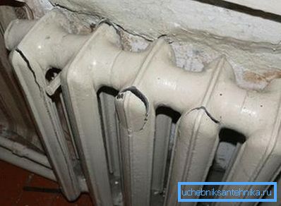 Las consecuencias del martillo de agua, como en esta foto, son típicas principalmente para edificios de gran altura. Las consecuencias del martillo de agua, como en esta foto, son típicas principalmente para edificios de gran altura.