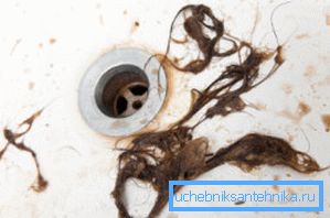 Los objetos extraños y los escombros que caen en el desagüe pueden causar atascos de tráfico. Los objetos extraños y los escombros que caen en el desagüe pueden causar atascos de tráfico.