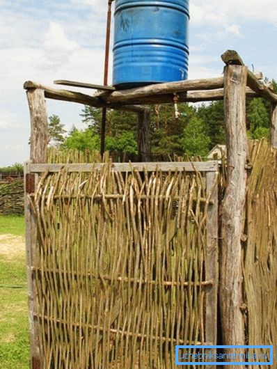 Todo el mundo puede construir una cabina simple a partir de materiales de desecho. Todo el mundo puede construir una cabina simple a partir de materiales de desecho.