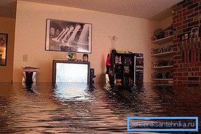 La inundación en el apartamento puede ser causada por una fuga en la batería La inundación en el apartamento puede ser causada por una fuga en la batería