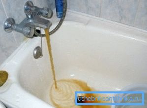 El aumento del contenido de hierro a veces se puede identificar por el color oxidado. El aumento del contenido de hierro a veces se puede identificar por el color oxidado.