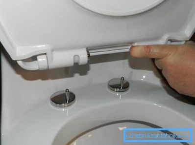 Los accesorios correctamente montados sujetarán de forma segura la tapa del inodoro Los accesorios correctamente montados sujetarán de forma segura la tapa del inodoro